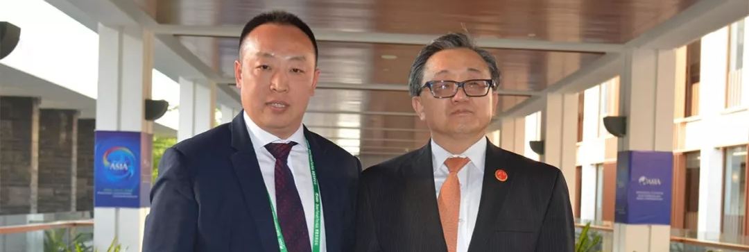 男子操美女的逼联合国副秘书长刘振民和赵章栓会长在博鳌亚洲论坛亲切交"
